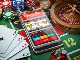 Dealer Live Sic Bo di studio ruangwd melempar tiga dadu dalam wadah transparan